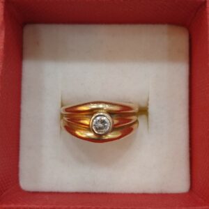 Bague or jaune avec diamant centrale